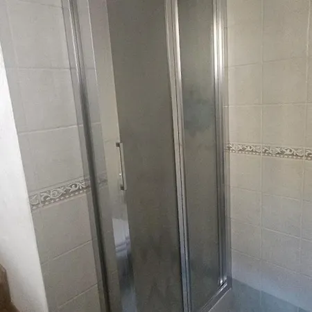 A Due Passi Dal מנדלו דל לאריו